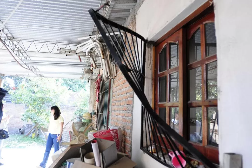 DAÑOS. Como no pudieron arrancar la reja, rompieron el ventiluz. LA GACETA / FOTOS DE ANALIA JARAMILLO