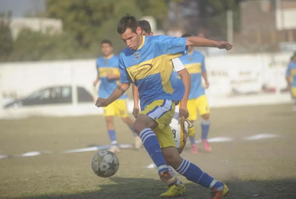 VIBRANTE. Fue el clásico taficeño que jugaron Villa Mitre-Talleres. 