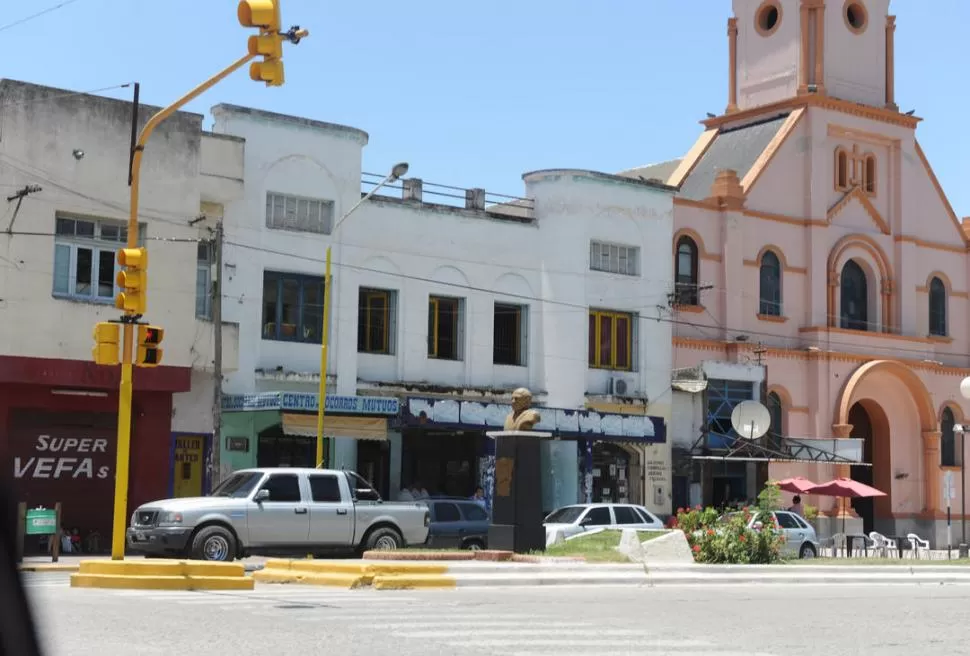 COMPATIBLES. El ex Gardel y la iglesia del Carmen compartían cada sábado los fieles: después de la misa, cine.