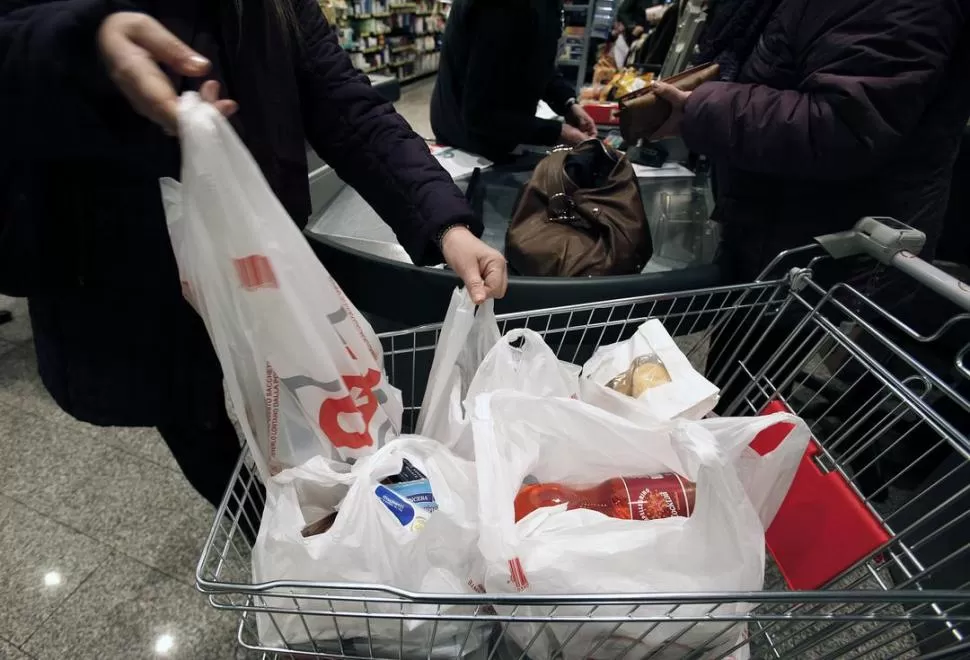 EN LOS CENTROS COMERCIALES. Gremios impulsan el descanso dominical. LA GACETA (ARCHIVO)