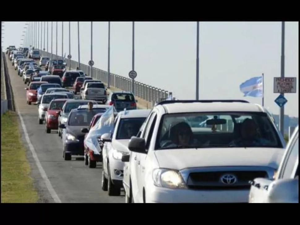 PUENTE SAN MARTÍN. Los asambleístas lo cruzaron portando banderas. ELPAIS.COM.UY