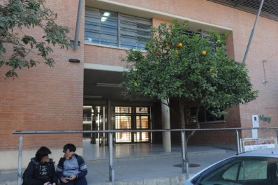 Acosado por sus compañeros, fue al colegio con un revólver