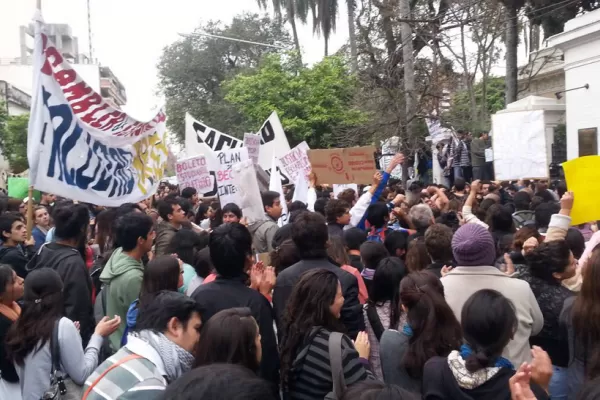 La protesta de los alumnos universitarios se instaló en el Rectorado