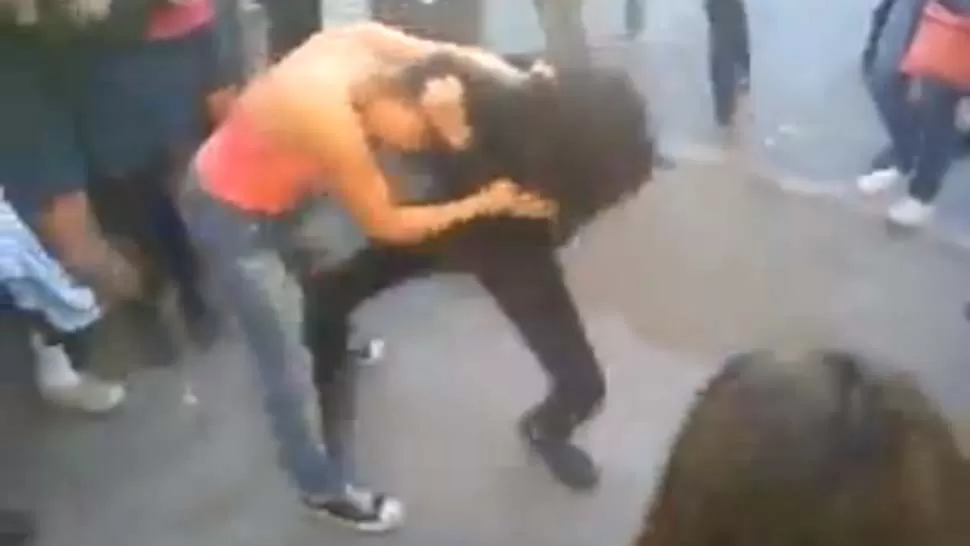 DE LOS PELOS. La pelea entre dos alumnas fue filmada con un celular. CAPTURA DE VIDEO