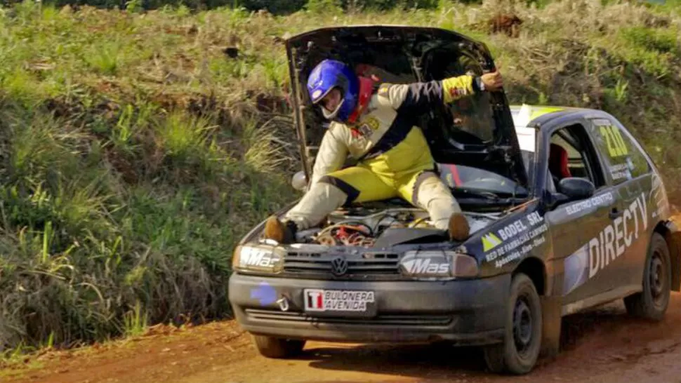 TODO POR LLEGAR A LA META. El copilota acelera sentado en el capot. FOTO TOMADA DE ELDOREGISTRA.COM