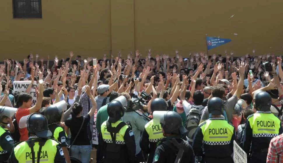 ASAMBLEA PERMANENTE. Los estudiantes que se instalaron ayer frente a la Casa de Gobierno marcharán hoy al Rectorado y convocaron a una asamblea de todas las facultades, para cuando termine la marcha. LA GACETA / FOTO DE FRANCO VERA