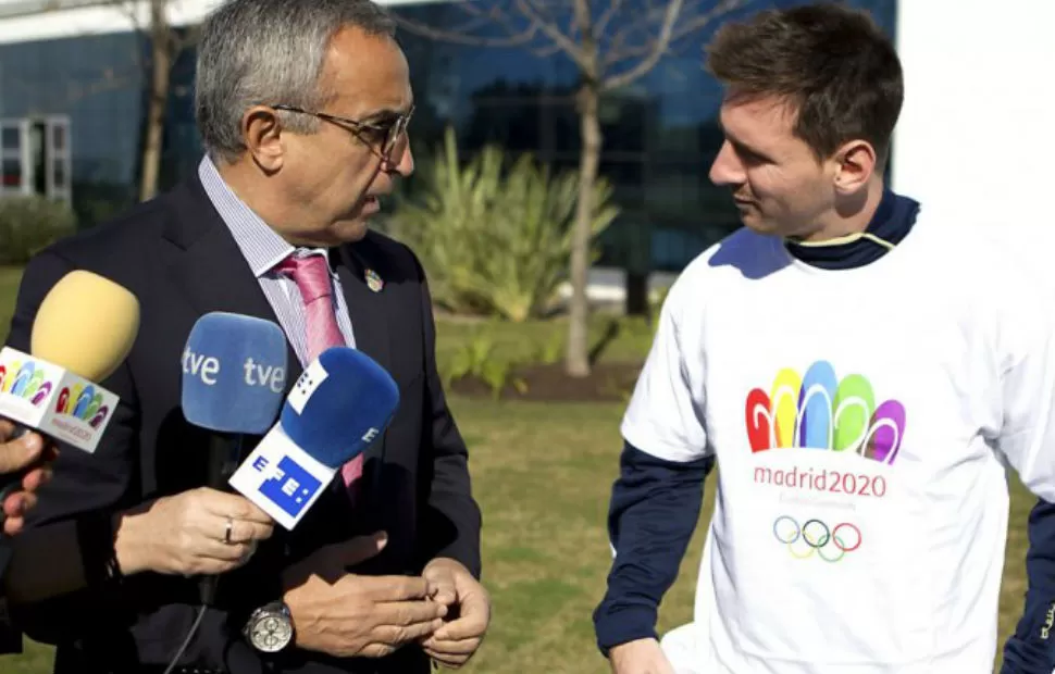 CHARLA. Messi junto a Blanco y la bandera que apoya la candidatura de Madrid 2020. FOTO TOMADA DE LANACION.COM