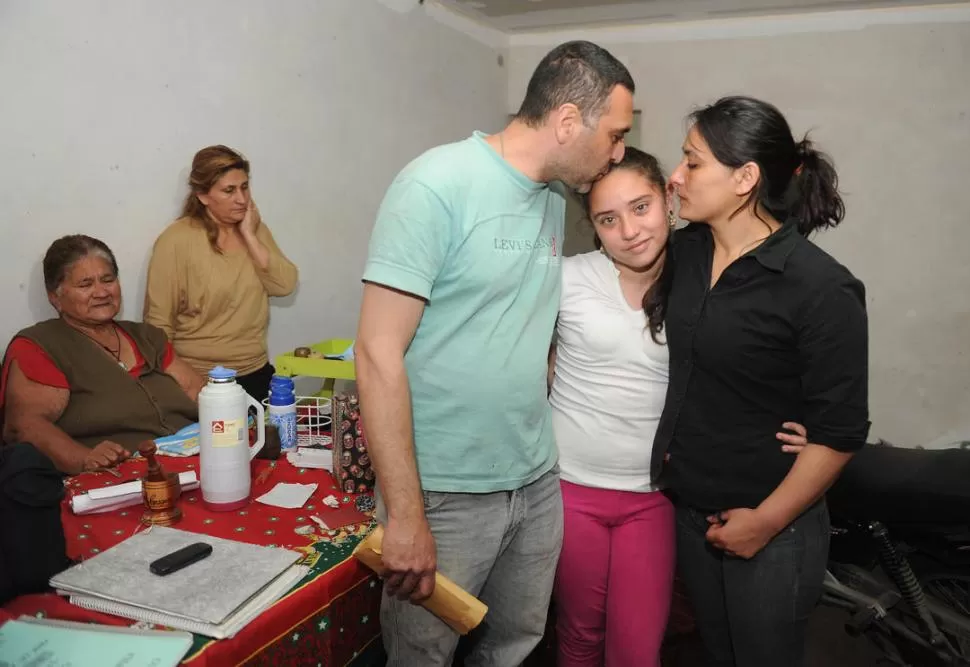 ALEGRÍA. David del Bueno, su esposa Paola Cuezzo, la hija y otros familiares celebran abrazados la noticia del noble gesto que tuvo una lectora. LA GACETA / FOTO DE HECTOR PERALTA