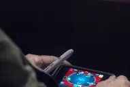 Jugaba póker con su celular mientras debatían la intervención a Siria