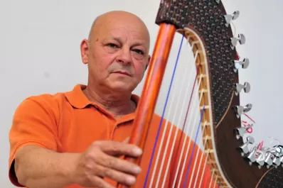 Fabricó un arpa que puede desarmarse en tres minutos sin perder la afinación