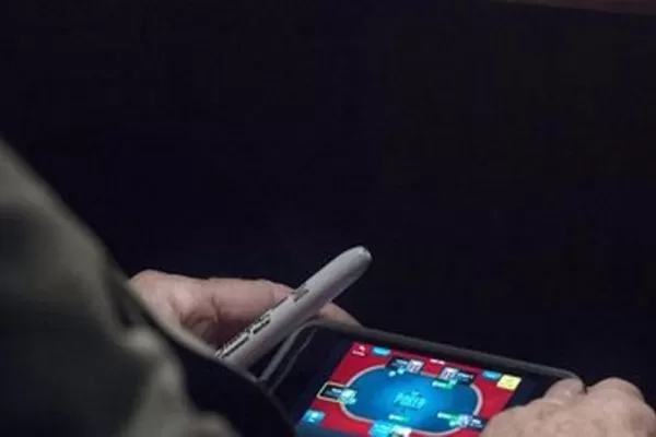 Jugaba póker con su celular mientras debatían la intervención a Siria