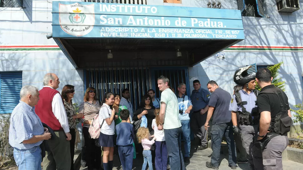 SIN PASO. Los alumnos quedaron en la puerta. LA GACETA / FOTO DE HÉCTOR PERALTA