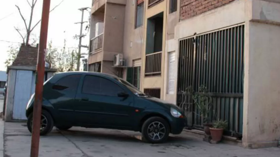 LUGAR DEL HECHO. El sospechoso ingresó al departamento tras aprovechar que la víctima había dejado las puertas del lavadero y la cocina abiertas. FOTO TOMADA DE DIARIODECUYO.COM