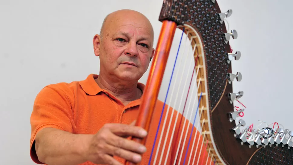 ORGULLOSO. Roberto Sir tardó más de cuatro meses para fabricar el arpa con el novedoso dispositivo que permite desmontarla para ser trasladada.