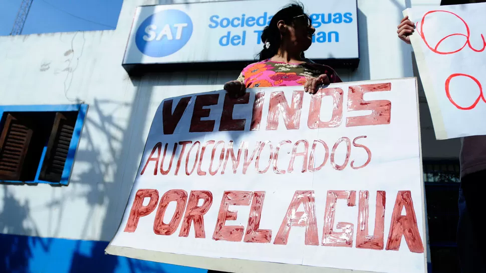 LUCHA VECINAL. Tafí Viejo fue sede de una ruidosa marcha que tuvo como destino la puerta de la SAT local. LA GACETA/ FOTO DE ANALÍA JARAMILLO.