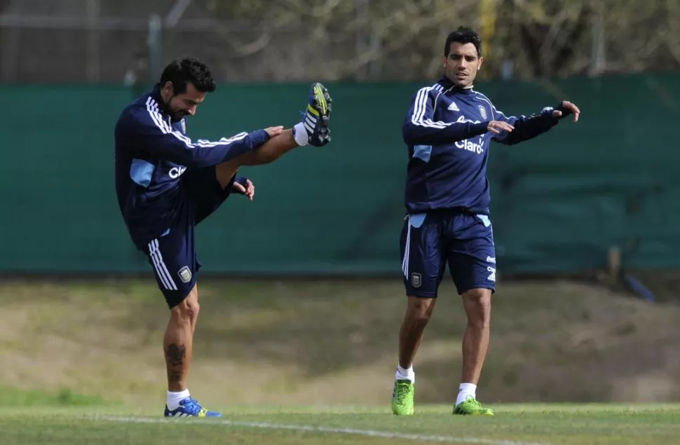 DOMINIO. Lavezzi levanta su pierna izquierda durante el entrenamiento de ayer. 