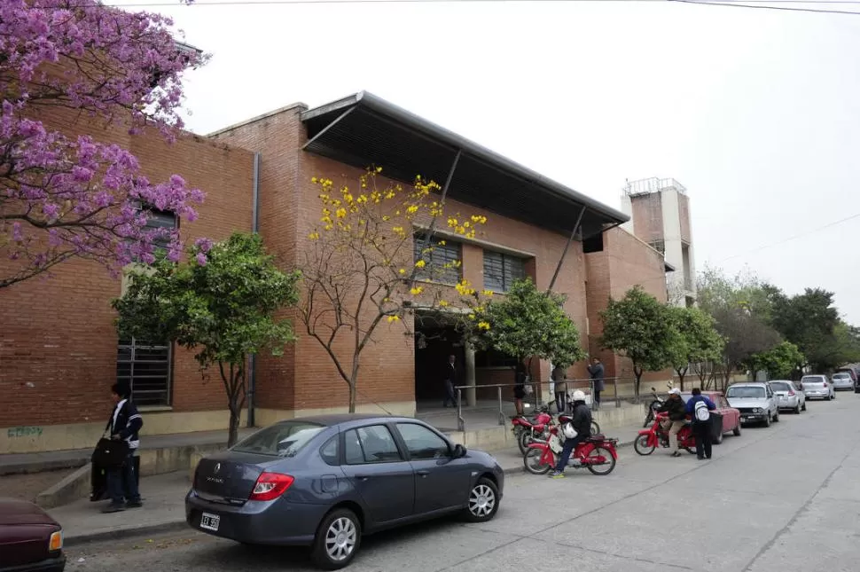 LUGAR DEL HECHO. El joven que llegó armado a clase es alumno de 8º año de la Escuela Técnica Nº 5, ubicada en San Juan y Patricias Argentinas. 