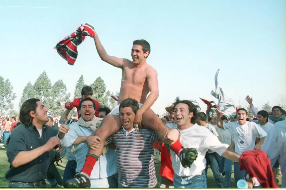 ASÍ EMPEZÓ. José María festeja el primer título de Huirapuca, en 1999. 