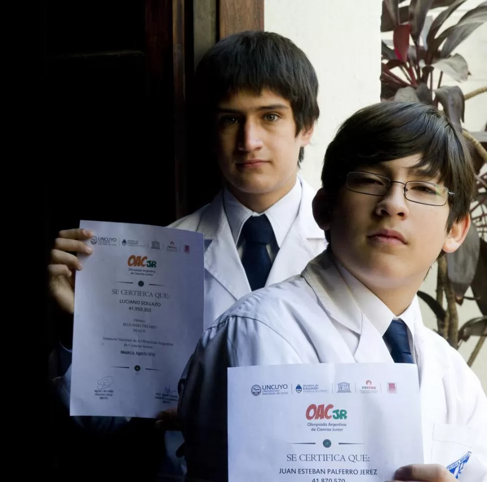 PREMIADOS. Juan Esteban Palferro Jerez (primer premio del 2° nivel) y Luciano Sollazzo (segundo premio). LA GACETA / FOTO DE JORGE OLMOS SGROSSO