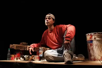 Un albañil en un andamio invita a descubrir la felicidad