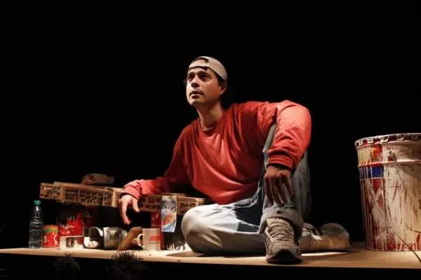 Un albañil en un andamio invita a descubrir la felicidad