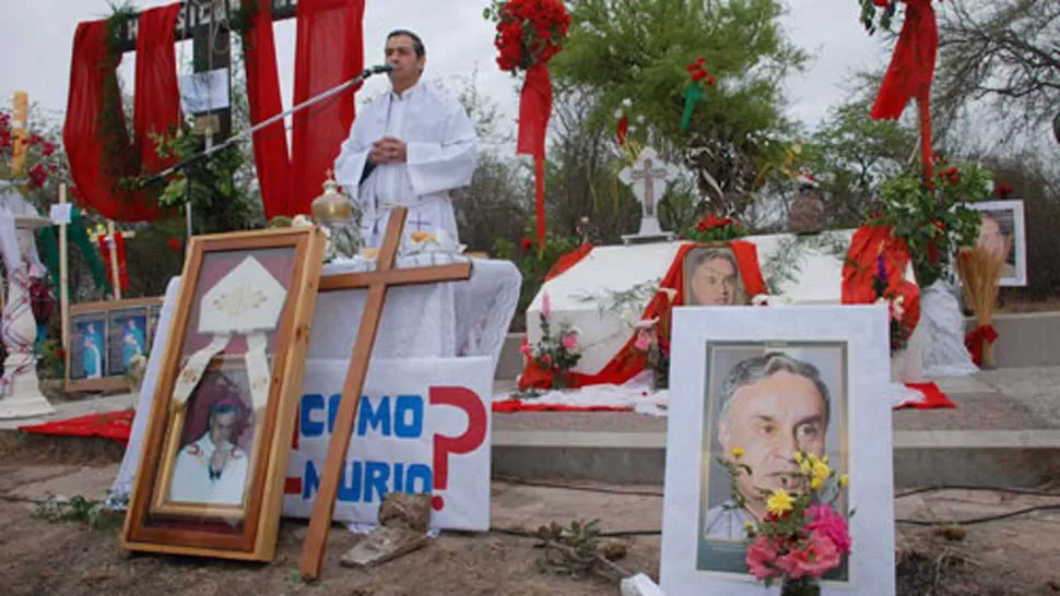 HOMENAJE. El lugar donde murió Sueldo se convirtió en un santuario y lugar de reunión de peregrinos. FOTO TOMADA DE DIARIOPANORAMA.COM