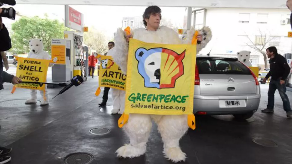 EN SHELL. Pergolini impidió que los conductores cargaran naftas. FOTO TOMADA DE DIARIOPOPULAR.COM.AR