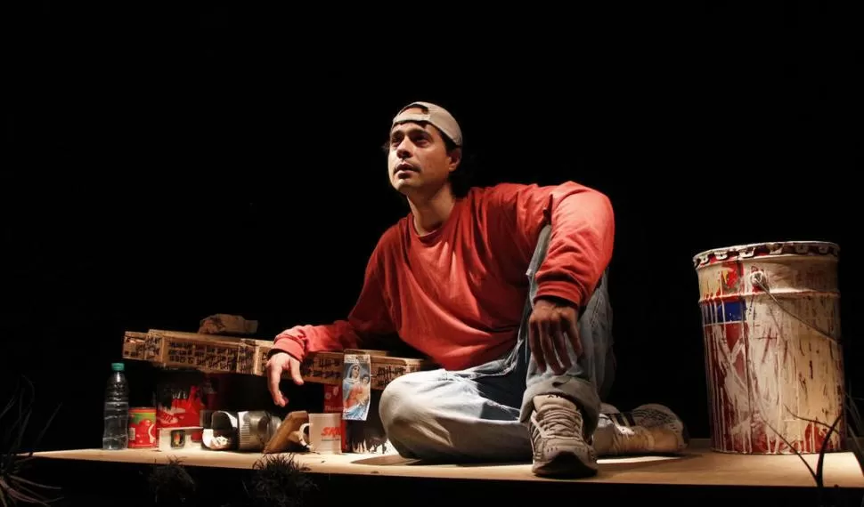 EN EL ESCENARIO. Pablo Mellace protagoniza la obra; para este actor que suele presentarse en otro tipo de espacios, este rol representa un desafío. FOTO DE RICARDO REINOSO