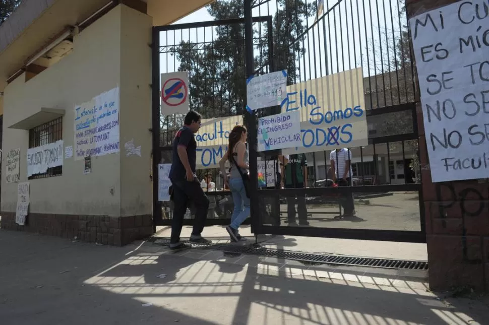 PROTESTA. Los estudiantes mantienen desde la semana pasada tomadas las facultades de Filosofía y Psicología. LA GACETA / FOTO DE FRANCO VERA 