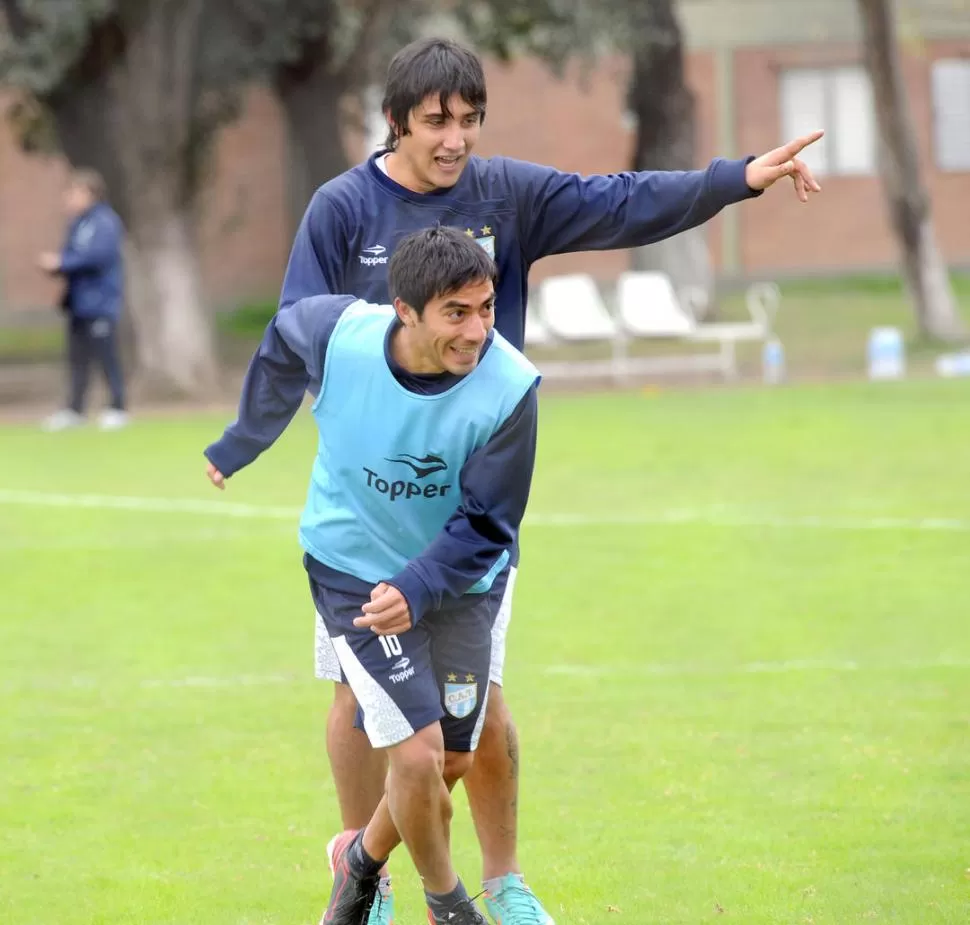 FELICES. Acosta y Argañaraz se divierten en Ojo de Agua. Hoy la cita será a las 17 en el estadio. 