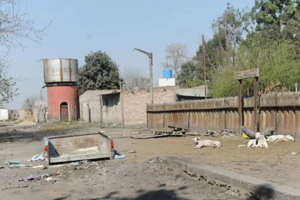 Módulos habitacionales y casas camuflan la tapiada estación de Río Chico
