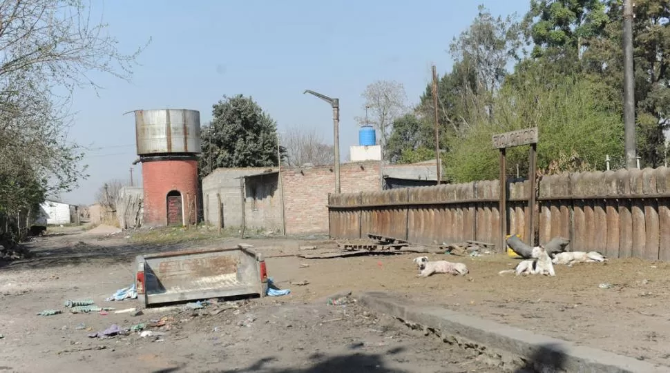 DESCUIDADA. El tanque de agua pegado a una vivienda, la vía obstruida por una caja de camioneta y el andén. LA GACETA / FOTOS DE OSVALDO RIPOLL 