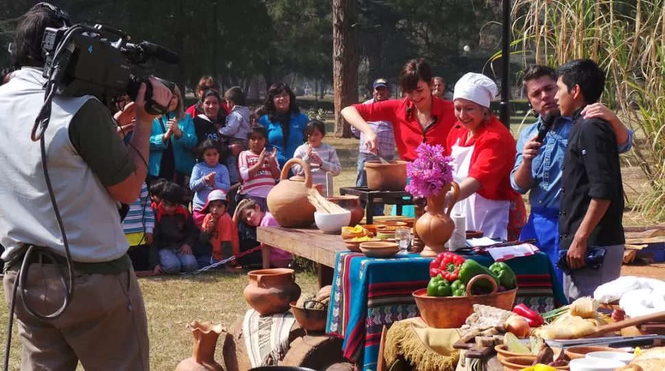 SABORES TUCUMANOS. Ante las cámaras y la mirada del público, Britos (de delantal) le enseñó al país todos los pasos para hacer un tamal. LA GACETA / FOTOS DE JOSE INESTA  