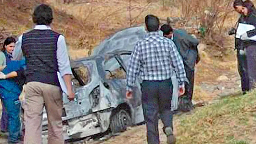 MACABRO. El auto calcinado fue encontrado en La Ripiera, al sur de la capital catamarqueña. FOTO TOMADA DE ELANCASTI.COM
