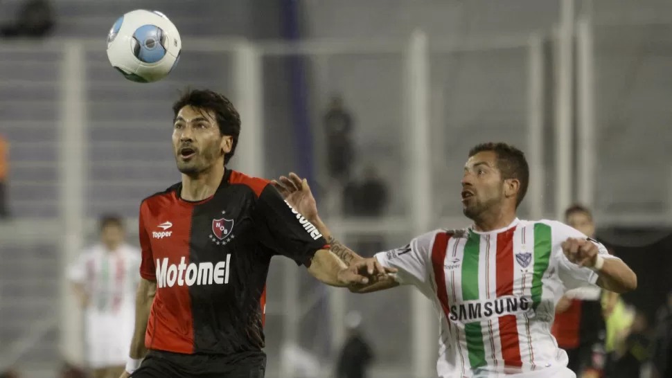 DUELO PAREJO. Al final del primer tiempo, Vélez le gana a Newell's por 1 a 0. DYN