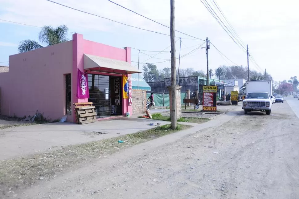 ROBOS A MANO ARMADA. Los comerciantes padecieron la inseguridad y los vecinos aseguraron que se trata de un grupo de menores de edad. LA GACETA / FOTOS DE ANALíA JARAMILLO