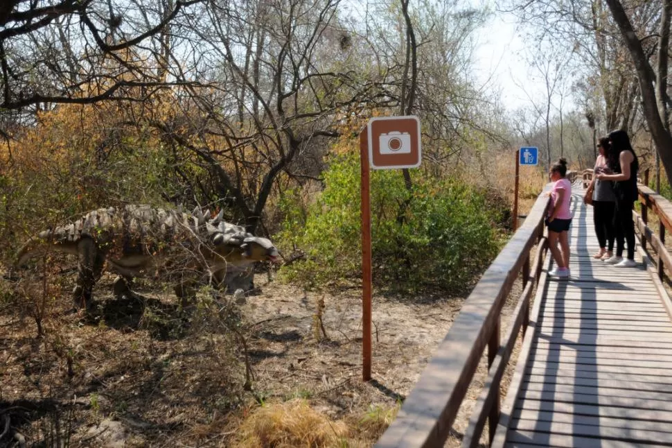 EL ANQUILOSAURIO ACECHA. Desde la pasarela de madera, una familia observa el dinosaurio articulado. LA GACETA / FOTOS DE INES QUINTEROS ORIO 