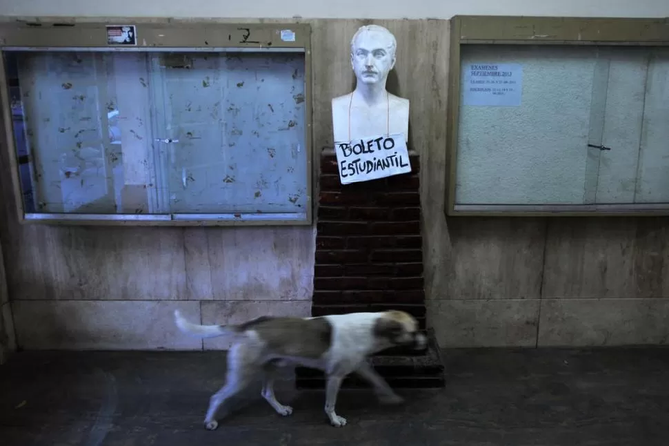 TOMADAS. Las facultades de Filosofía y Letras y de Psicología estarán cerradas por tiempo indeterminado. LA GACETA / FOTO DE DIEGO ARAOZ 