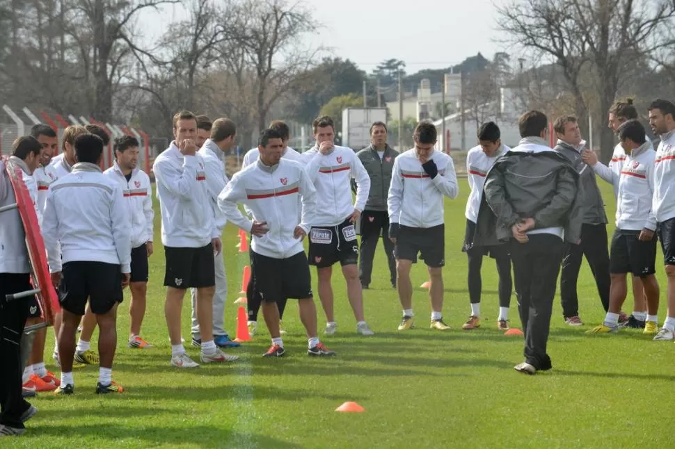 INCERTIDUMBRE. Los jugadores de Instituto -observados por Frank Kudelka desde el fondo- parecen preocupados durante la práctica de ayer, luego de  saber que no recibirían el pago de la deuda sino hasta hoy. 