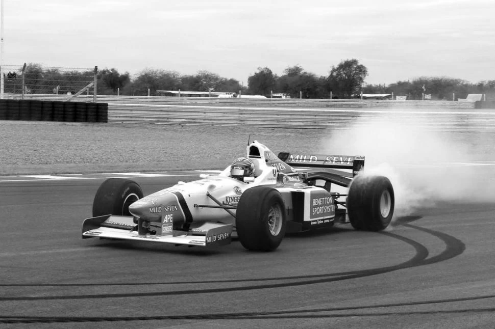 ¿UN APERITIVO? En mayo, Norberto Fontana giró en el autódromo santiagueño con un Benneton construido en 1996. 