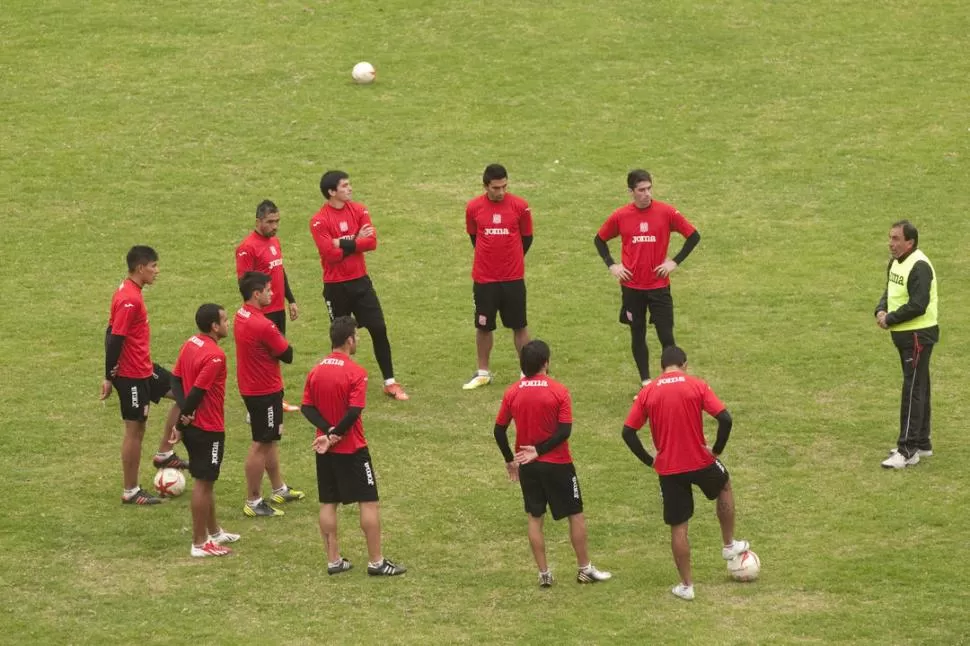 ESCUCHANDO LAS ÓRDENES. Roldán habla con sus jugadores y da indicaciones. 