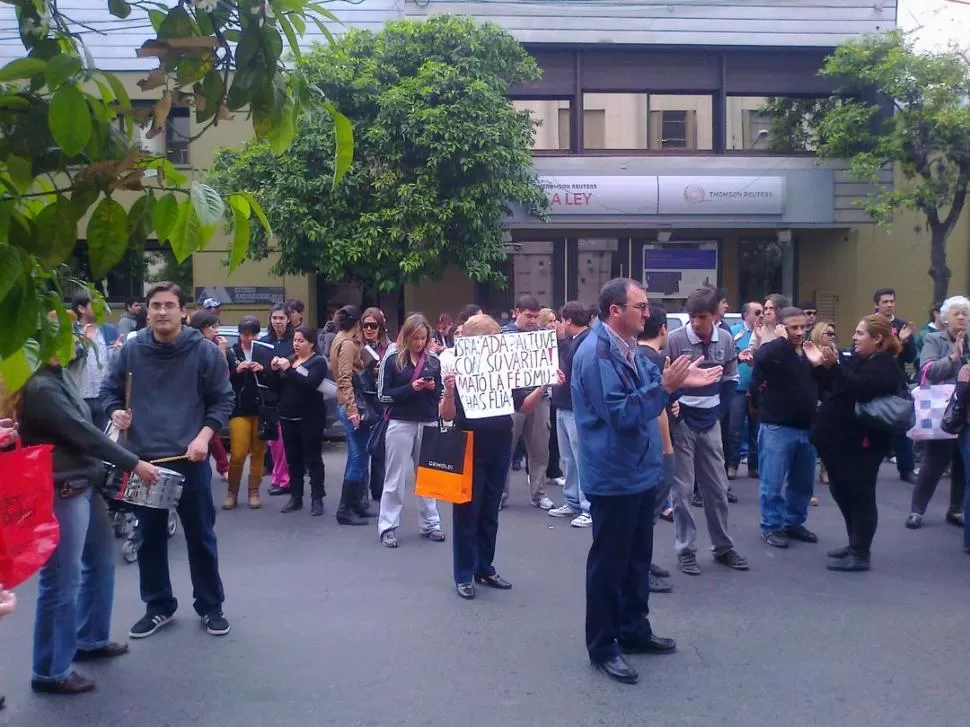 EN TRIBUNALES. Los manifestantes cortaron ayer el tránsito en barrio Sur. LA GACETA  /  FOTO DE MARTíN DZIENCZARSKI