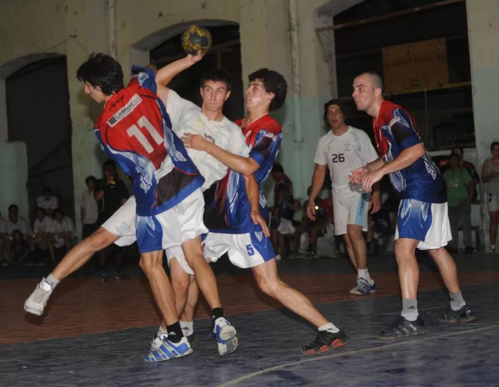 EN ACCIÓN. Los fanáticos del handball tendrán mucho para ver. 