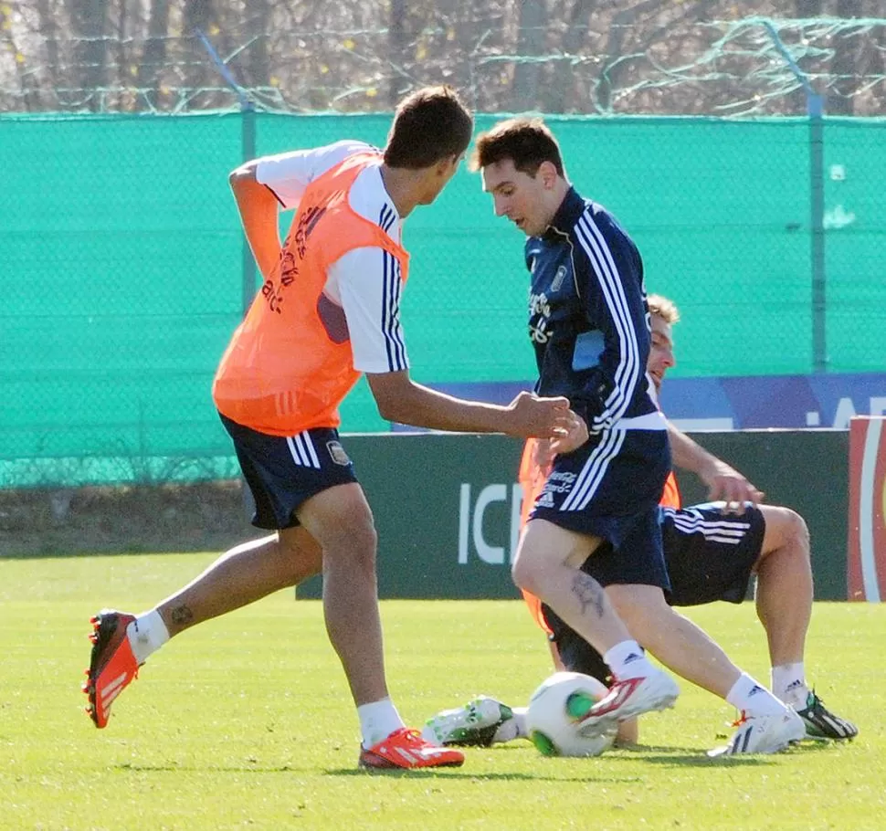 PURA MAGIA. Lionel Messi maniobra en la práctica de fútbol realizada en el predio de Ezeiza, con miras al cotejo del martes. 