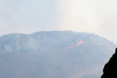 No pueden controlar el fuego en el cerro Ñuñorco