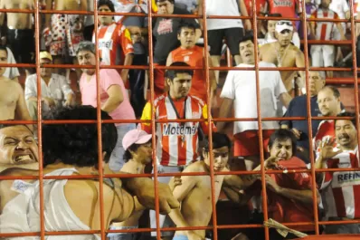 Disturbios en la cancha tras la derrota de San Martín