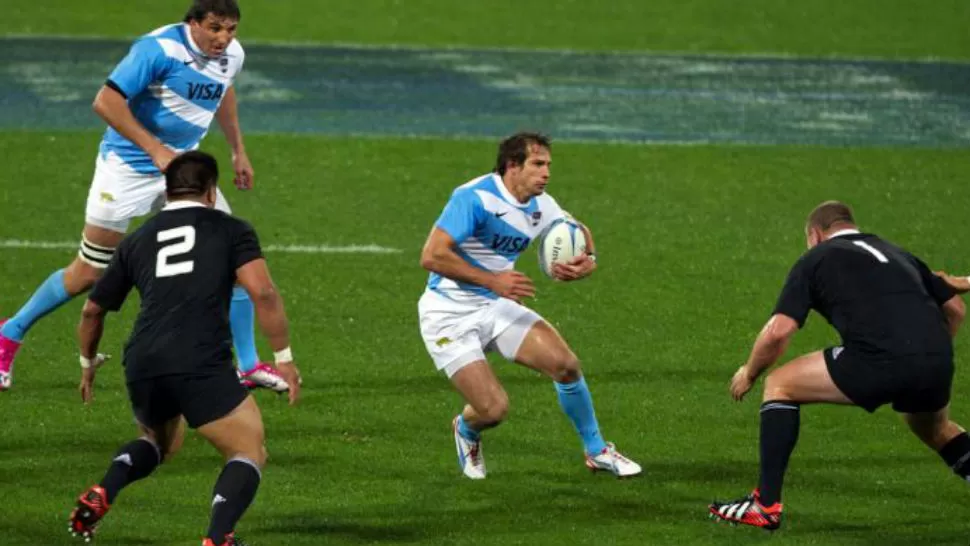 DURISIMO. Los Pumas, en la foto con Julio Farias apoyando a Camacho, tienen el partido mas duro del año. FOTO DE MUNDOD