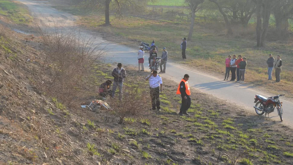 TRAGEDIA. El cuerpo del joven quedó varios metros abajo de la ruta. FOTO GENTILEZA POLICÍA DE TUCUMAN. 