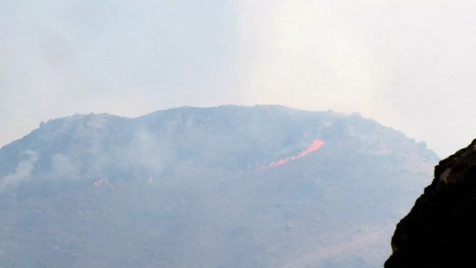 LLAMAS. Los socorristas no pueden controlar el fuego ni con un avión. FOTO GENTILEZA MARTÍN MERINO. 