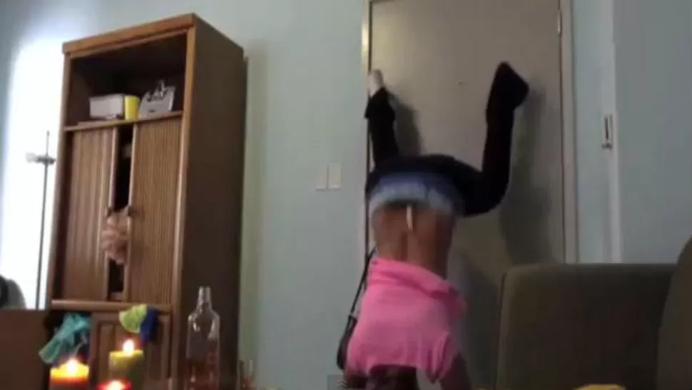 DESCUIDO. La joven dejó la puerta abierta y se vino todo abajo. CAPTURA DE VIDEO